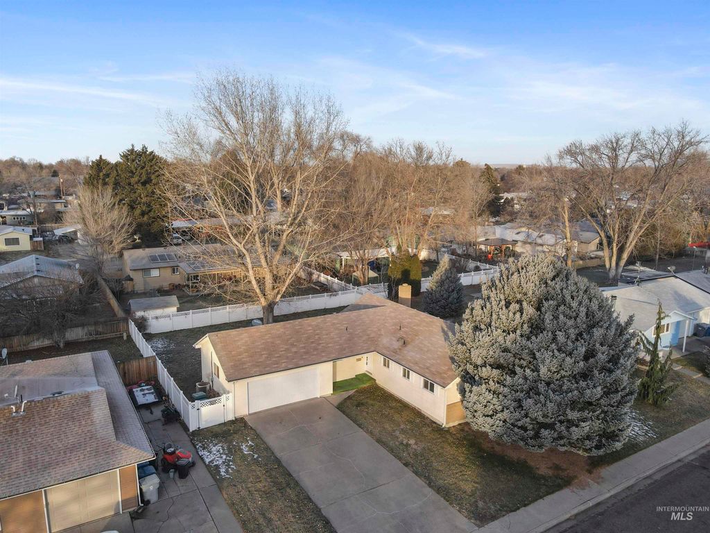 Photo of 945 N 11th East, Mountain Home, ID 83647 (MLS # 98971750)