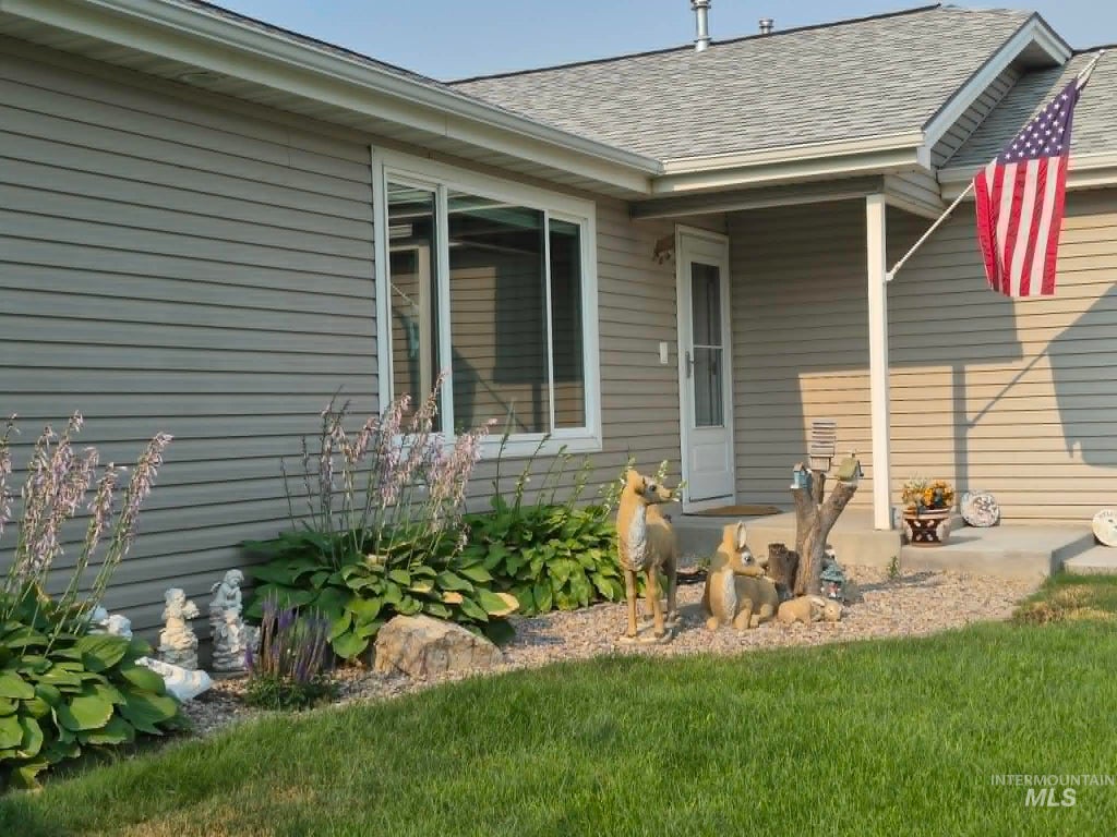 Photo of 479 Crestview Dr, Twin Falls, ID 83301 (MLS # 98996928)