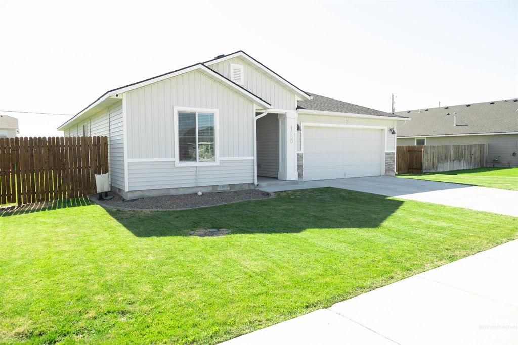 Photo of 1680 SW Levant Way, Mountain Home, ID 83647 (MLS # 98968811)