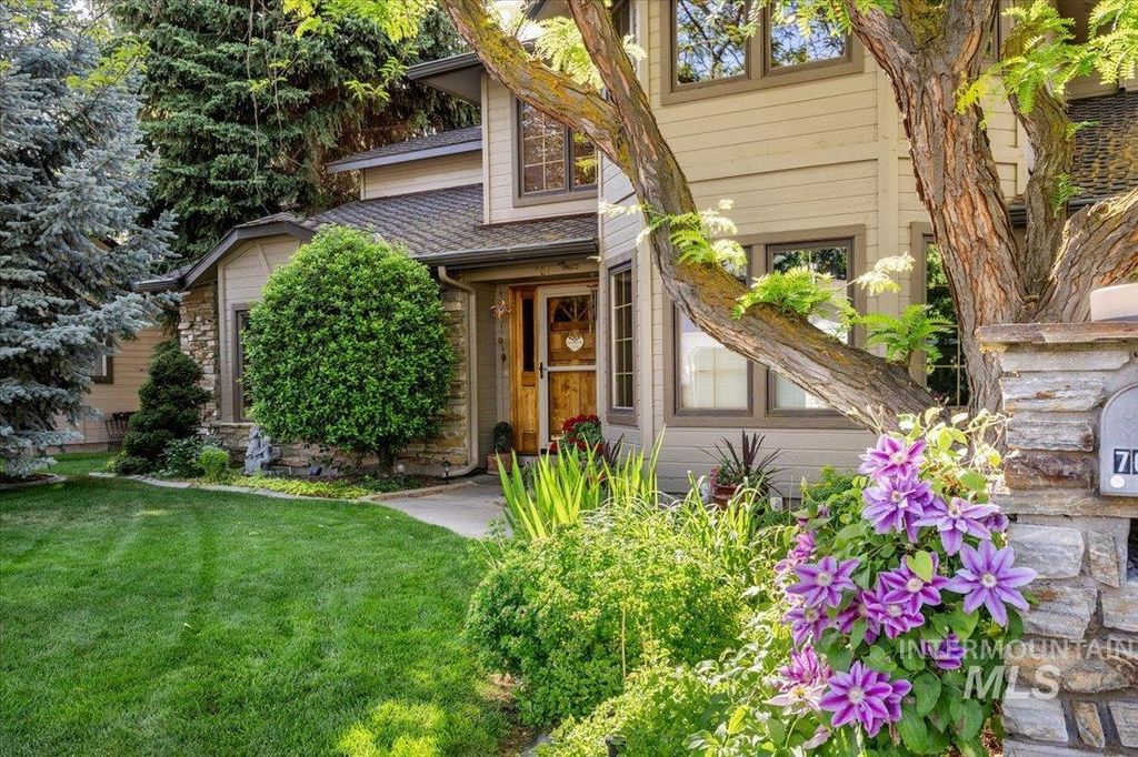 Photo of 704 N Nicklaus Ln, Eagle, ID 83616 (MLS # 98974603)