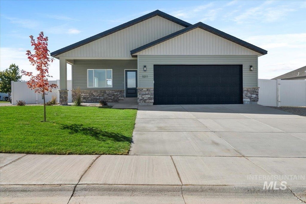 Photo of 1011 23rd Ave E AVE, Jerome, ID 83338 (MLS # 99000175)