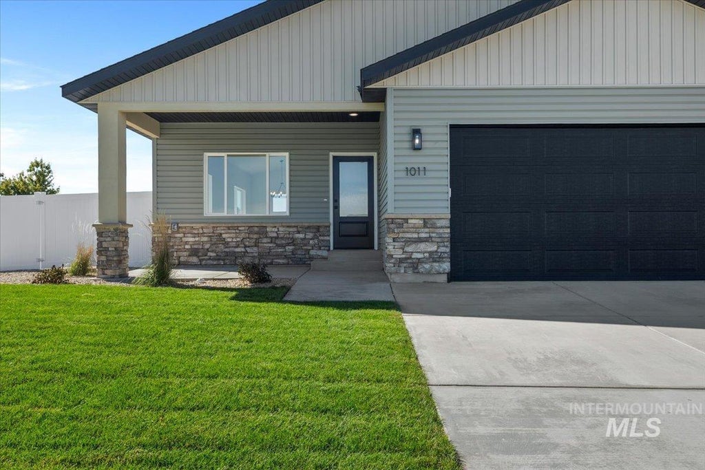 Photo of 1011 23rd Ave E AVE, Jerome, ID 83338 (MLS # 99000175)