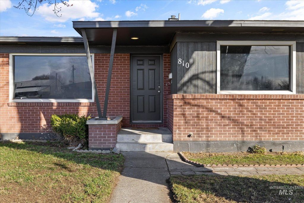 Photo of 810 N 6th E, Mountain Home, ID 83647 (MLS # 98977309)