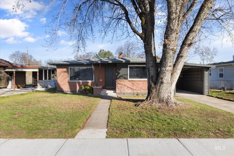 Photo of 810 N 6th E, Mountain Home, ID 83647 (MLS # 98977309)