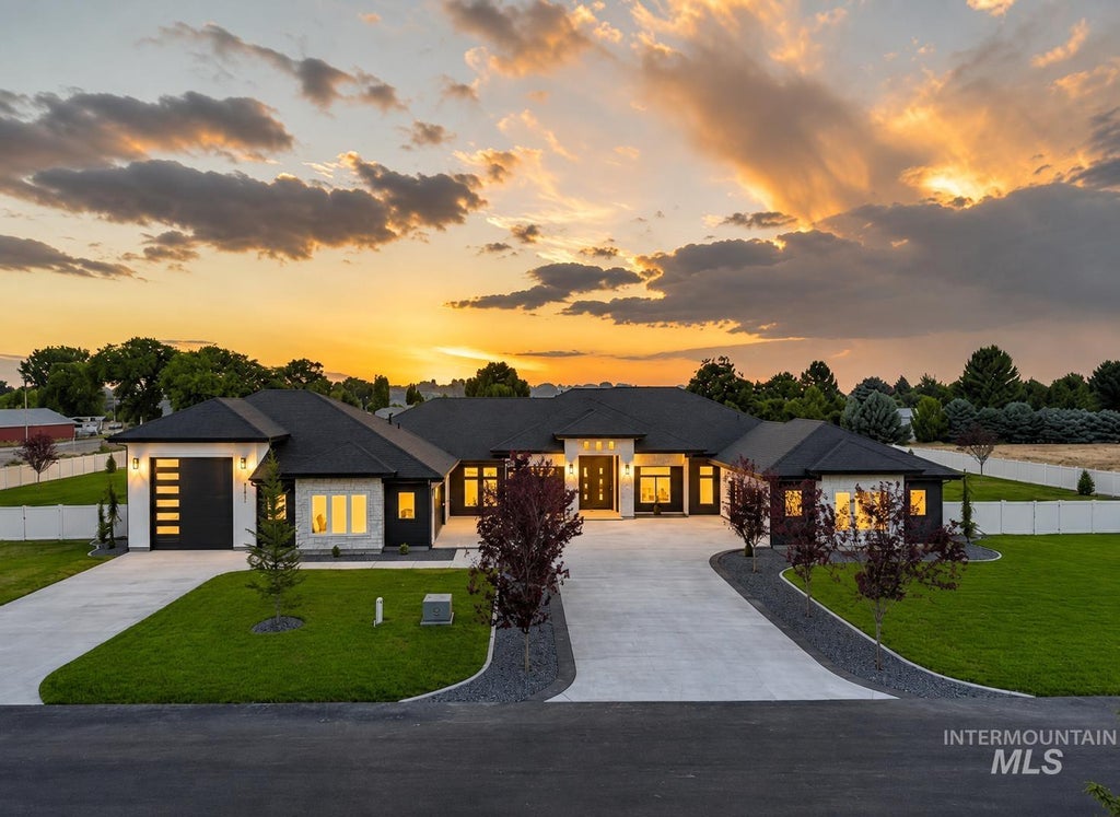 Photo of 5411 S Fountain Hills Ct, Nampa, ID 83686 (MLS # 98996524)