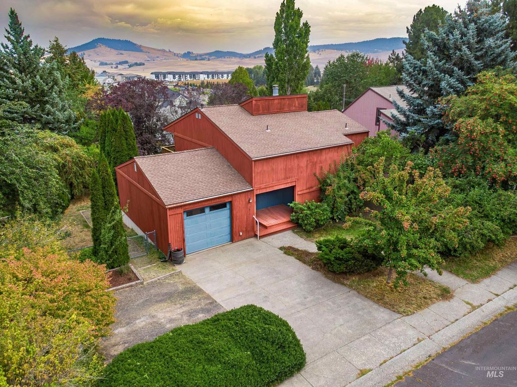Photo of 1614 Pine Cone Road, Moscow, ID 83843 (MLS # 98963376)