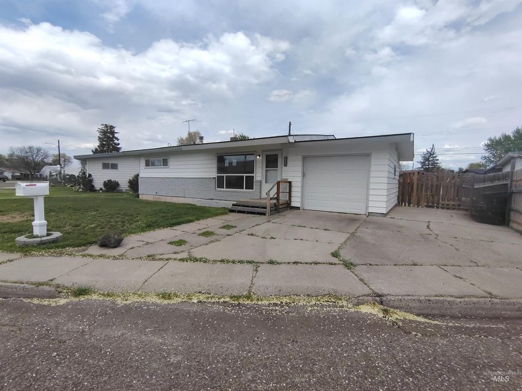 Photo of 1150 N 9th E, Mountain Home, ID 83647 (MLS # 98984627)