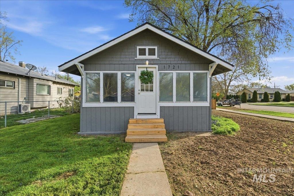 Photo of 1721 Blaine St, Caldwell, ID 83605 (MLS # 98981458)