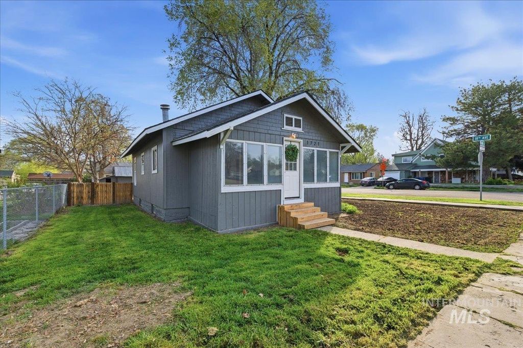 Photo of 1721 Blaine St, Caldwell, ID 83605 (MLS # 98981458)