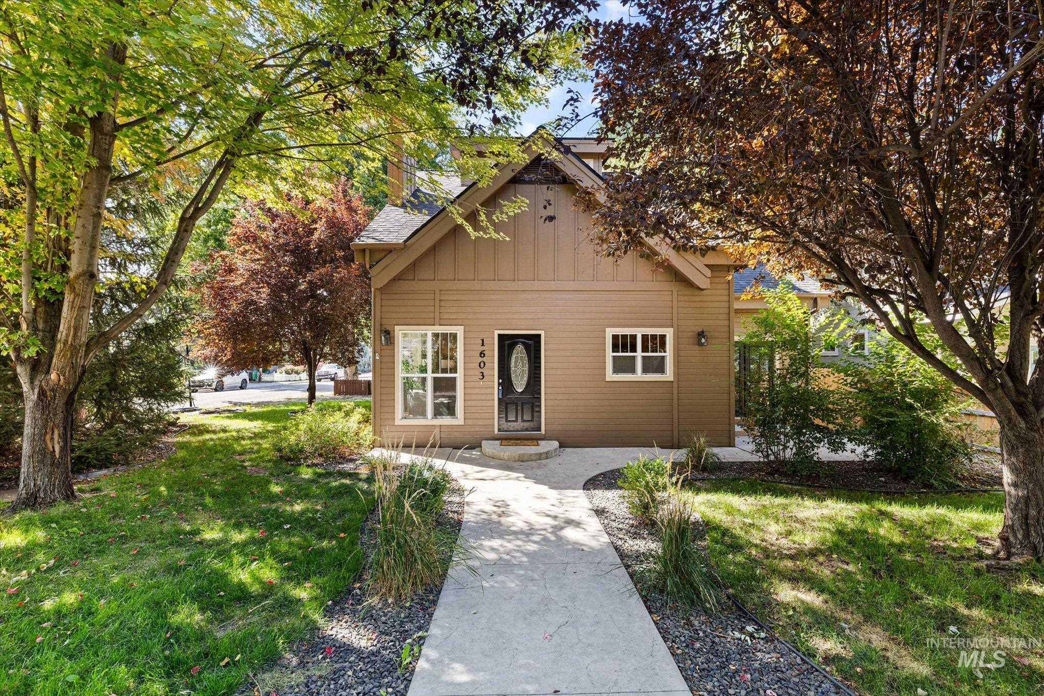 View of front of property featuring a front lawn
