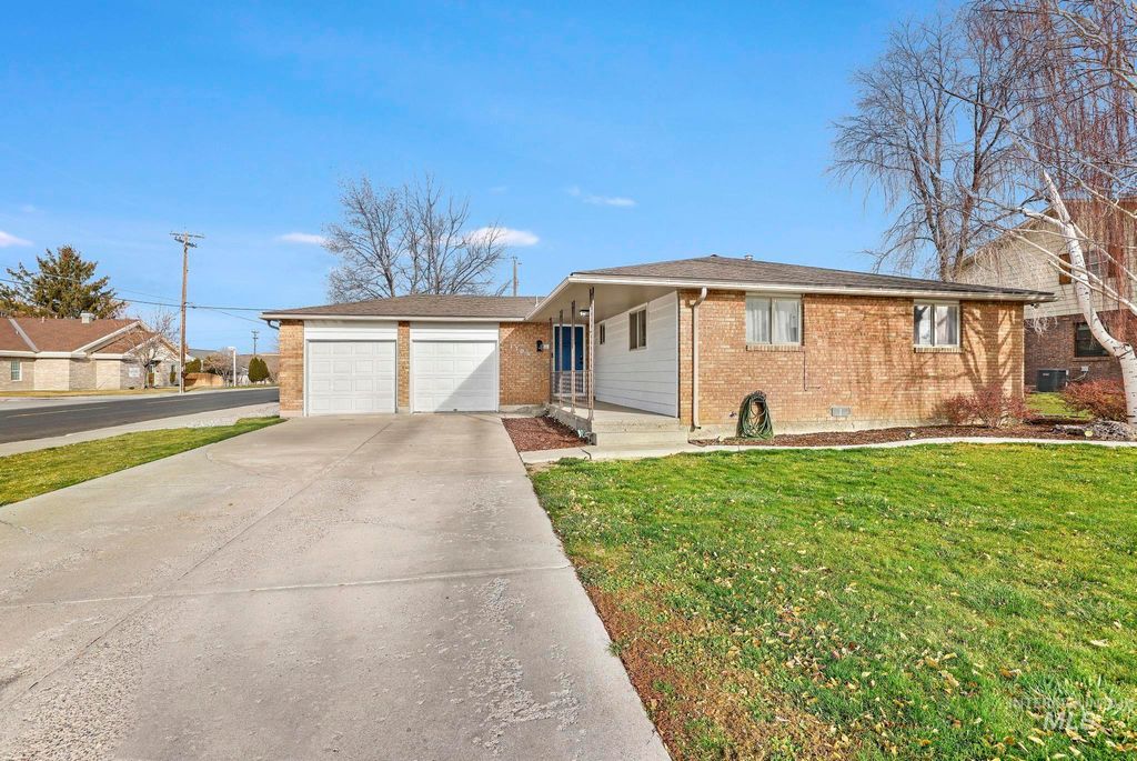 Photo of 1705 Maplewood Dr, Twin Falls, ID 83301 (MLS # 98969975)