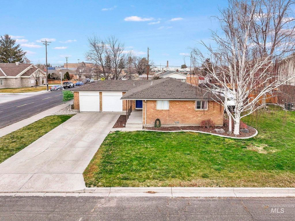 Photo of 1705 Maplewood Dr, Twin Falls, ID 83301 (MLS # 98969975)