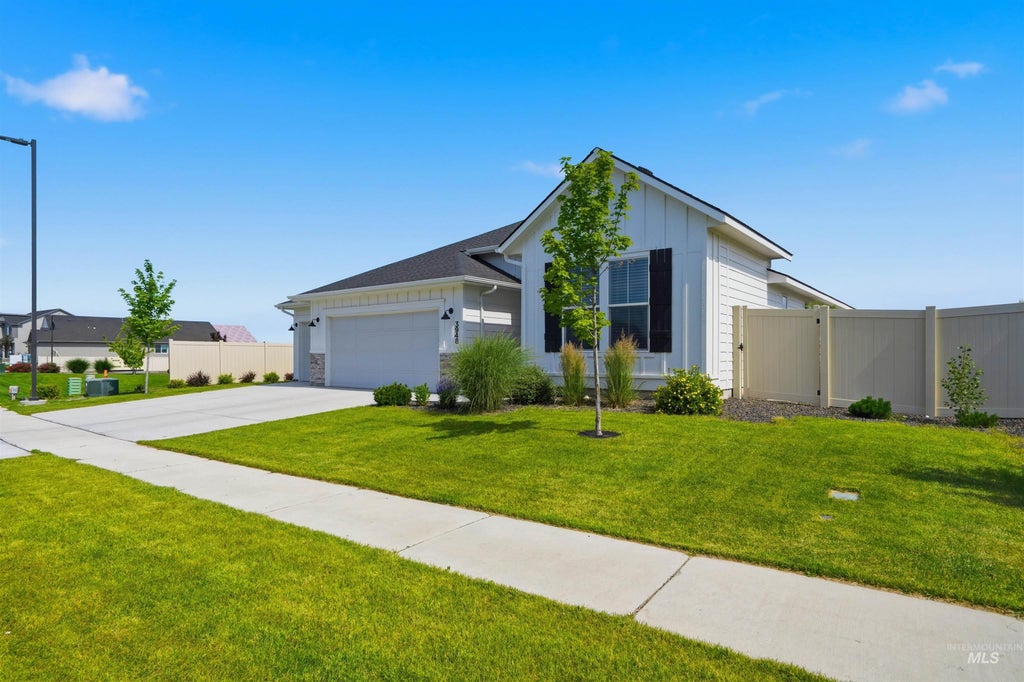 Photo of 3948 E Jamestown Drive, Nampa, ID 83686 (MLS # 98989094)