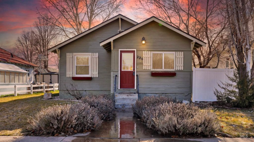 Photo of 220 17th Ave S Ave, Nampa, ID 83651 (MLS # 98975426)