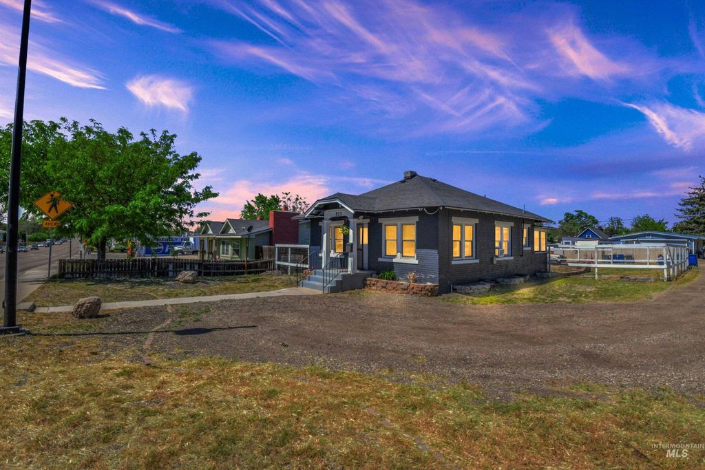 Photo of 523 16th Ave N AVE, Nampa, ID 83687 (MLS # 98986666)