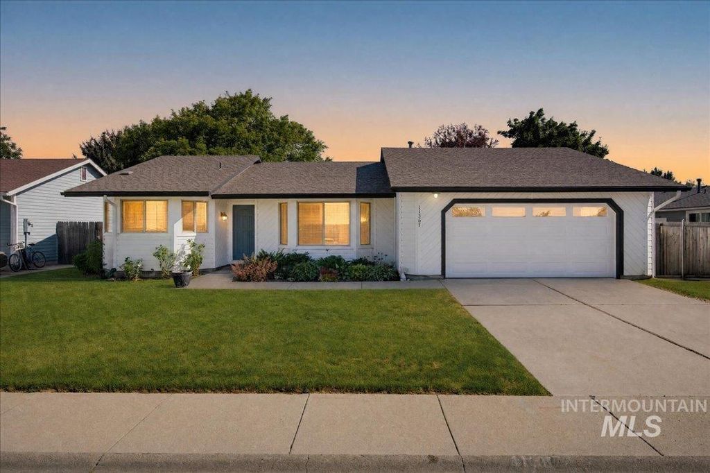 Photo of 11367 W Hinsdale Ct, Boise, ID 83713 (MLS # 98990884)