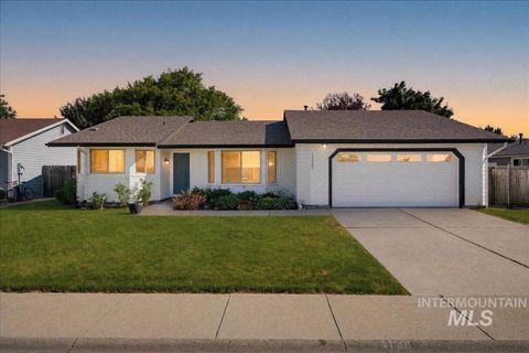 Photo of 11367 W Hinsdale Ct, Boise, ID 83713 (MLS # 98990884)