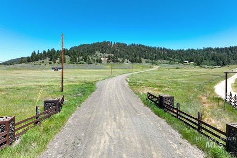 Photo of 77 Alpha View Place, Cascade, ID 83611 (MLS # 98946533)