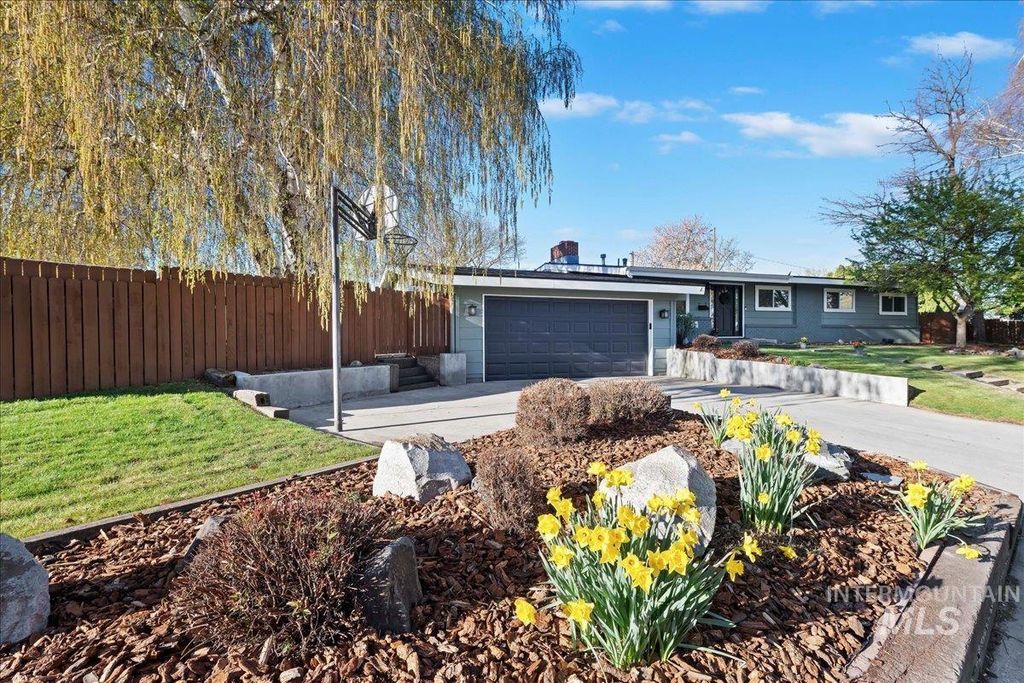 Photo of 2617 N Alamo Rd, Boise, ID 83704 (MLS # 98981005)