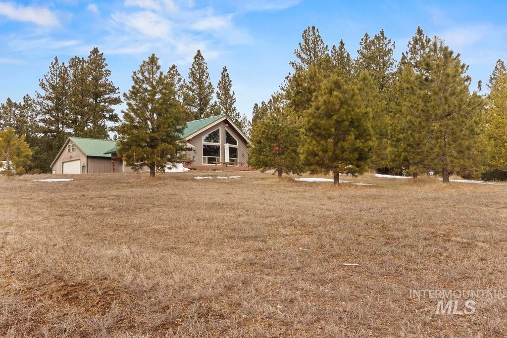 Photo of 13 Blue Spruce Court, Cascade, ID 83611 (MLS # 98977597)
