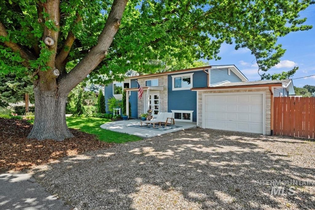 Photo of 632 N Edgewood Ln, Eagle, ID 83616 (MLS # 98981559)