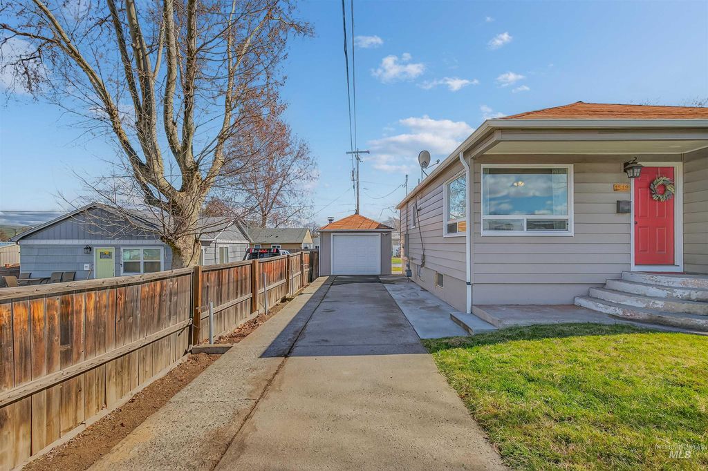 Photo of 1519 17th St, Lewiston, ID 83501 (MLS # 98982923)