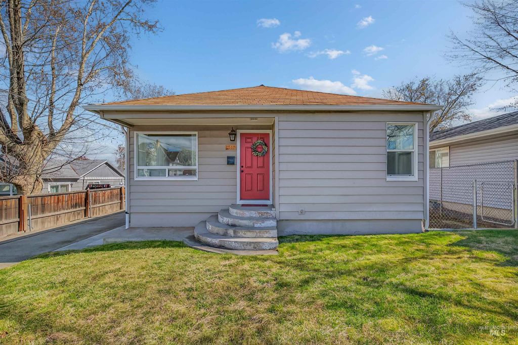 Photo of 1519 17th St, Lewiston, ID 83501 (MLS # 98982923)