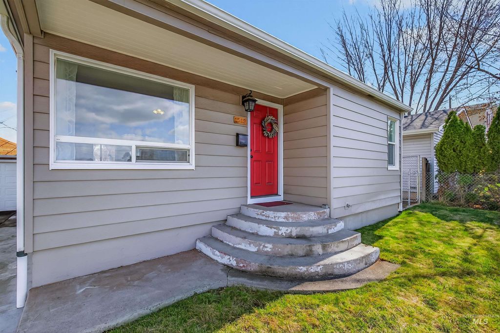 Photo of 1519 17th St, Lewiston, ID 83501 (MLS # 98982923)