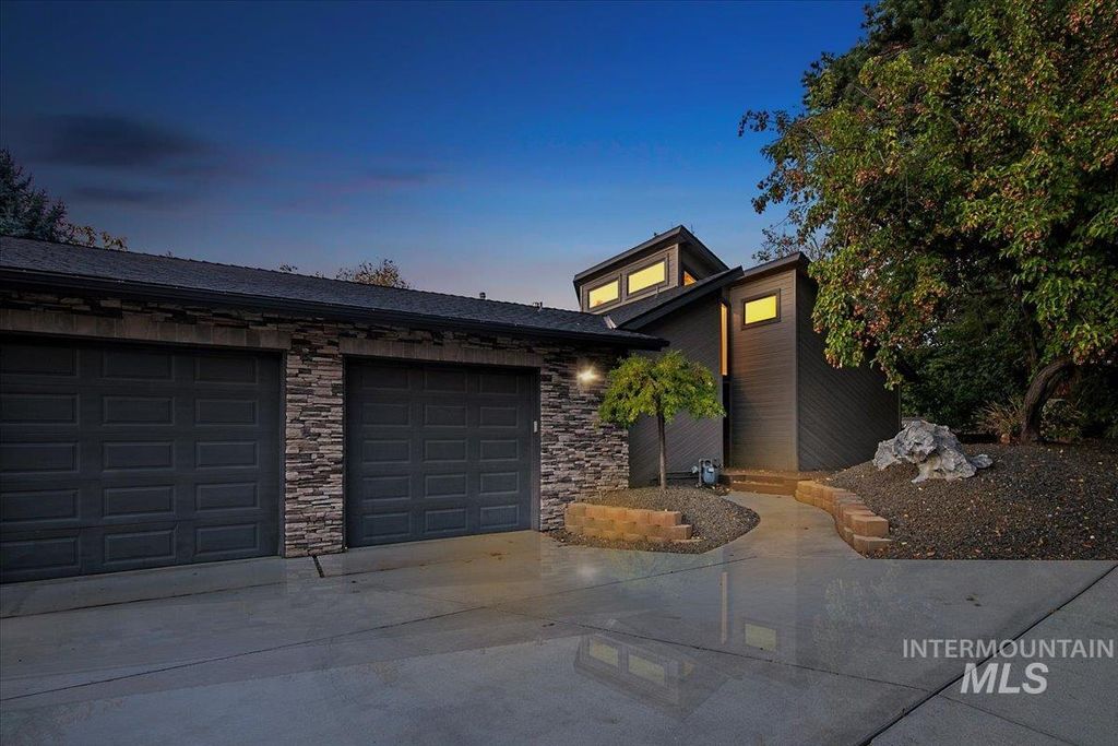 Photo of 3035 N Selkirk Dr, Boise, ID 83702 (MLS # 98963909)