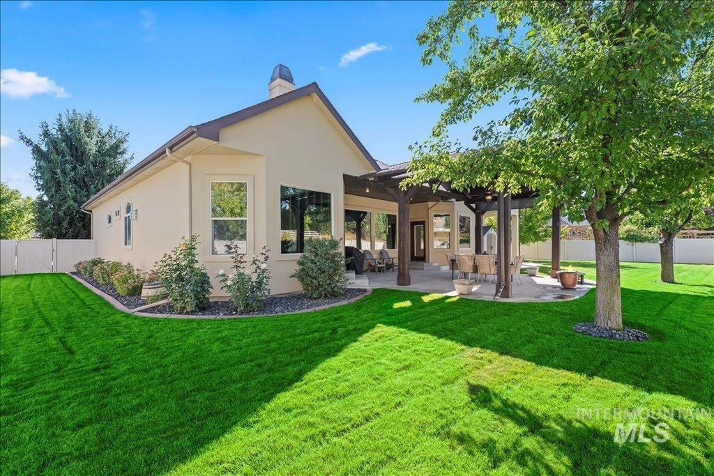 Photo of 4324 W Briar Rock Ct, Eagle, ID 83616 (MLS # 98977839)