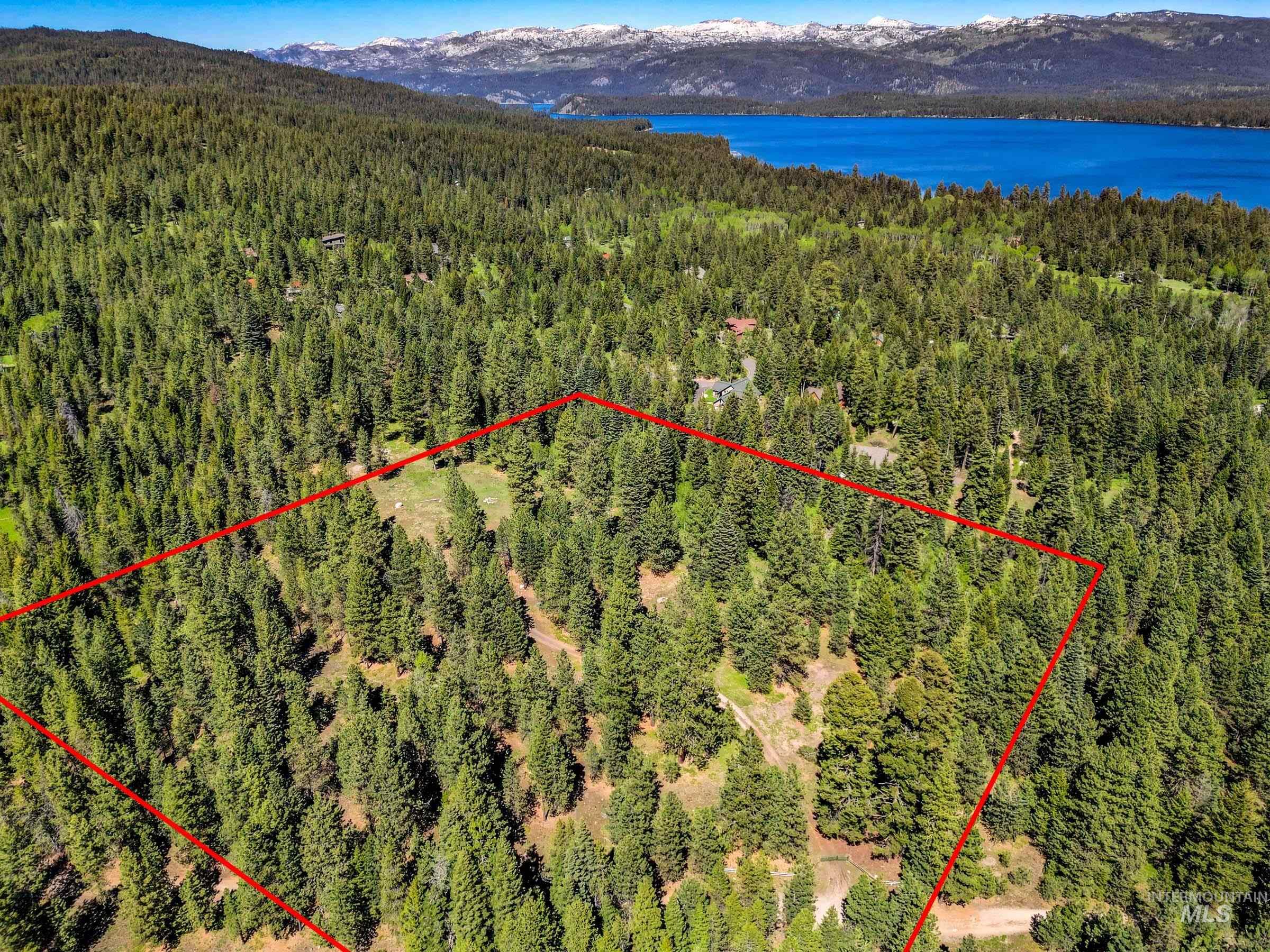 Aerial view of property's location featuring property boundaries highlighted and a mountainous background
