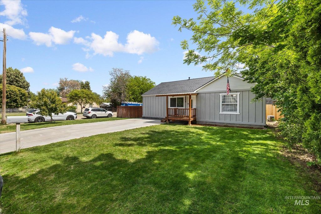 Photo of 304 Maple St, Nampa, ID 83686 (MLS # 98986590)