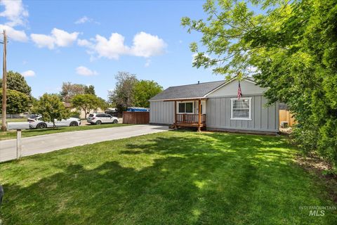 Photo of 304 Maple St, Nampa, ID 83686 (MLS # 98986590)