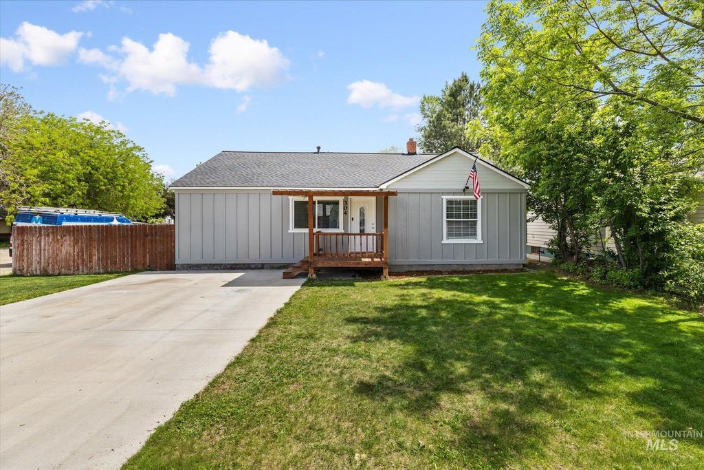 Photo of 304 Maple St, Nampa, ID 83686 (MLS # 98986590)