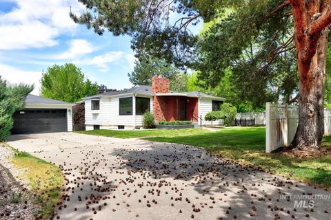Photo of 743 N Horseshoe Bend Rd, Eagle, ID 83616 (MLS # 98975212)