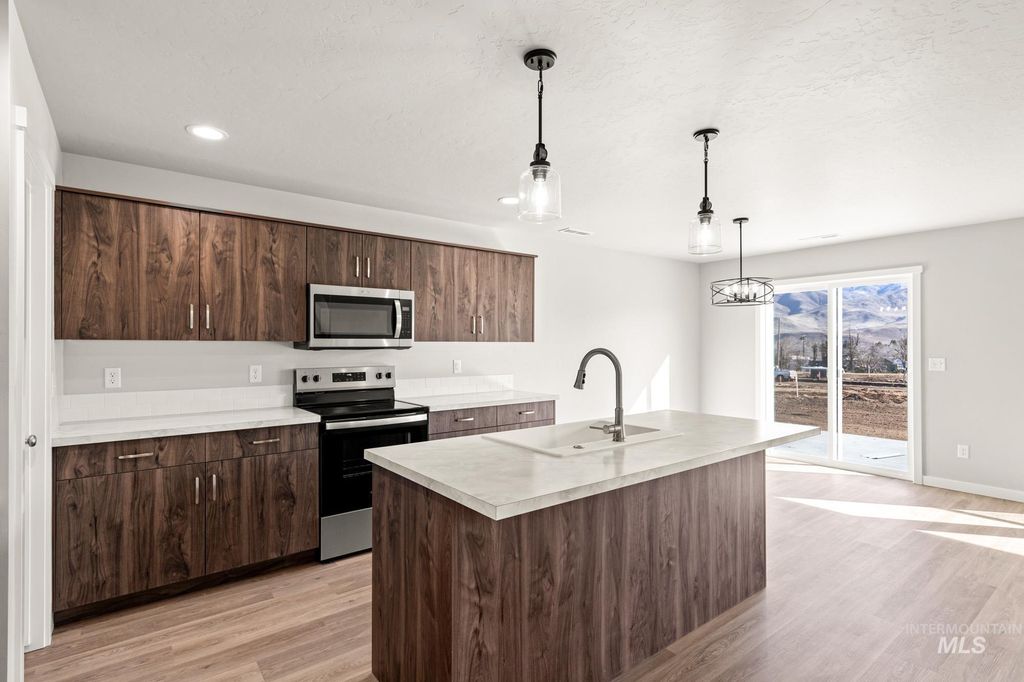 Photo of 401 Reindeer Ave, Horseshoe Bend, ID 83629 (MLS # 98973287)