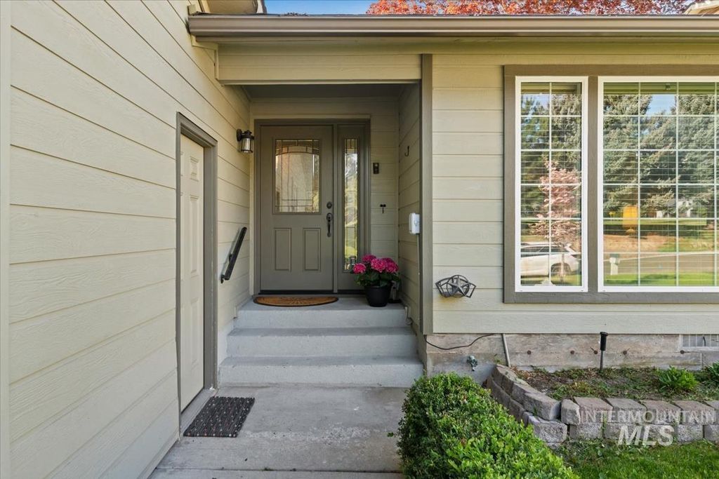 Photo of 808 N Eagle Hills Way, Eagle, ID 83616 (MLS # 98984476)