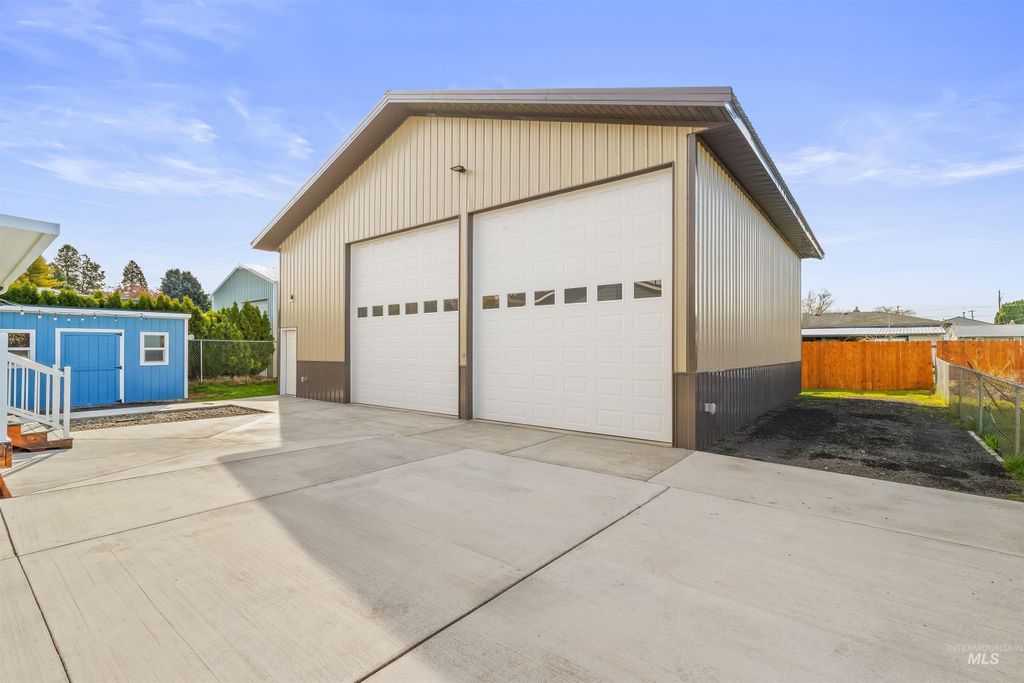 Photo of 420 Linden Ave, Lewiston, ID 83501 (MLS # 98980831)