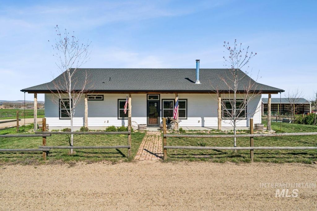 Photo of 3011 Center Ave, Payette, ID 83661 (MLS # 98979786)