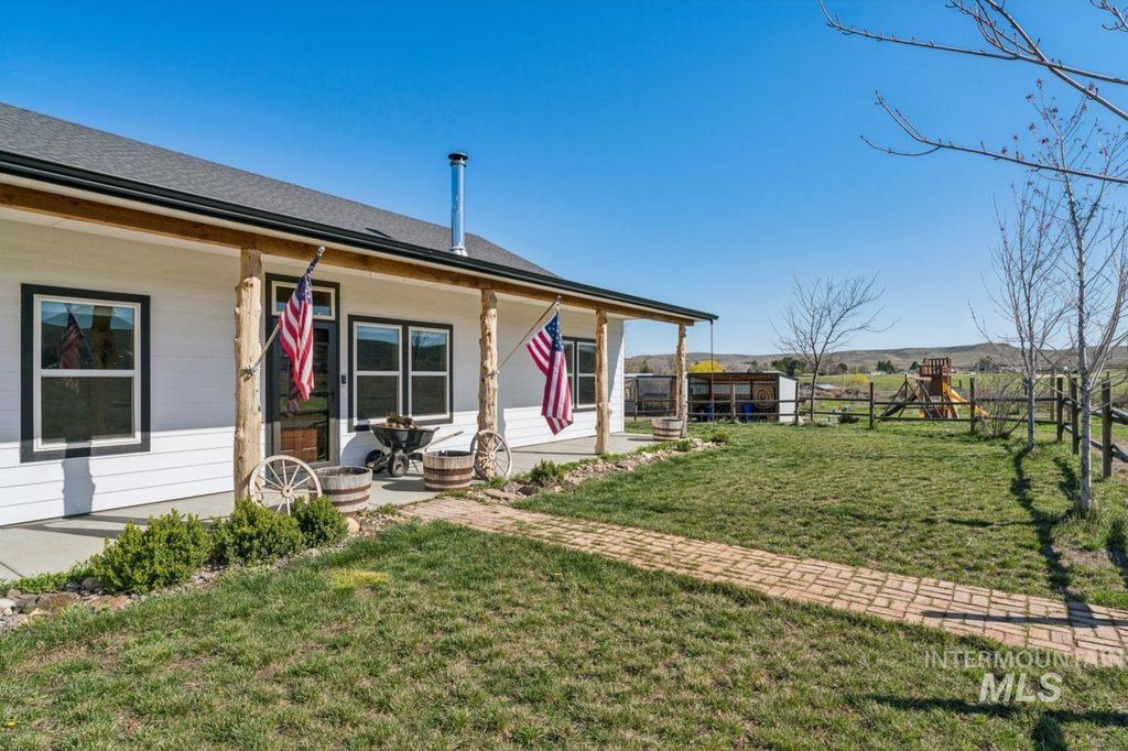 Photo of 3011 Center Ave, Payette, ID 83661 (MLS # 98979786)