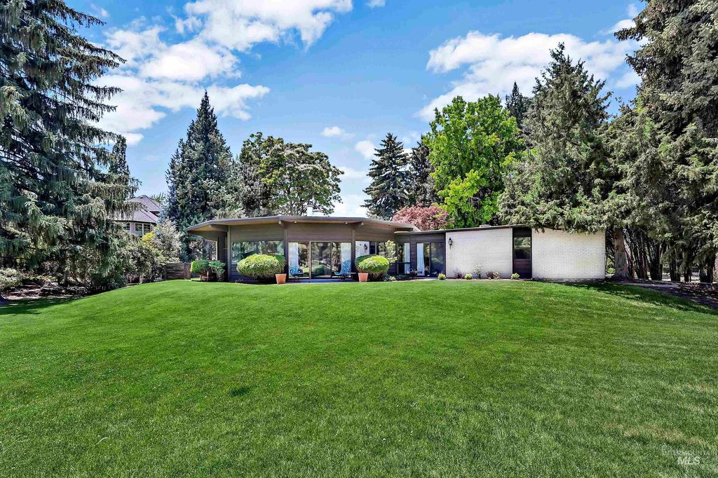 Photo of 4704 Hillcrest View Dr, Boise, ID 83705 (MLS # 98985423)