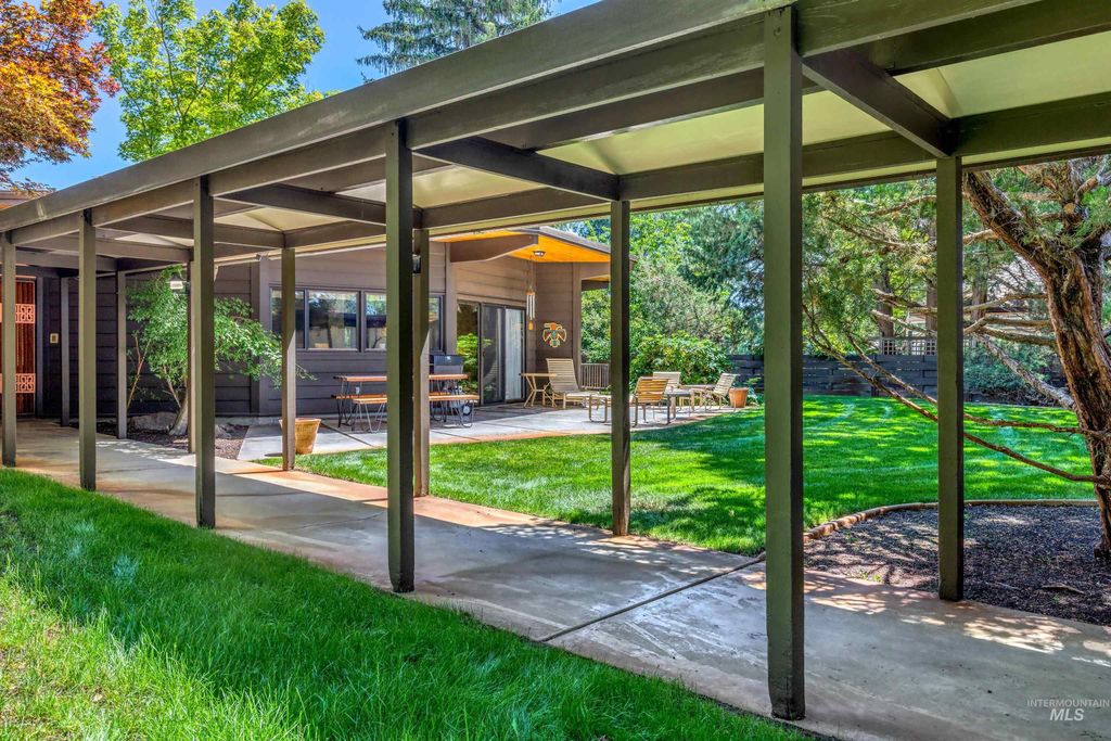 Photo of 4704 Hillcrest View Dr, Boise, ID 83705 (MLS # 98985423)