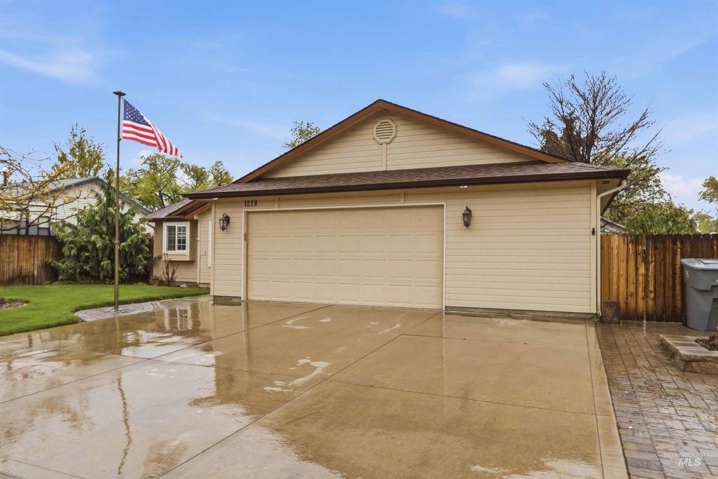 Photo of 1228 E Maine Ave, Nampa, ID 83686 (MLS # 98982030)