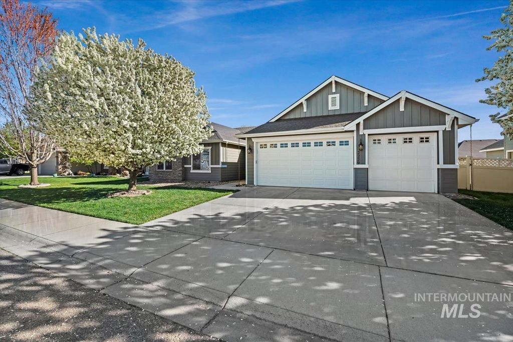 Photo of 2229 W Bellagio Dr, Meridian, ID 83646 (MLS # 98981206)