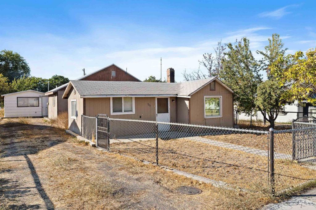 Photo of 929 Sprague Ave, Buhl, ID 83316 (MLS # 98962438)