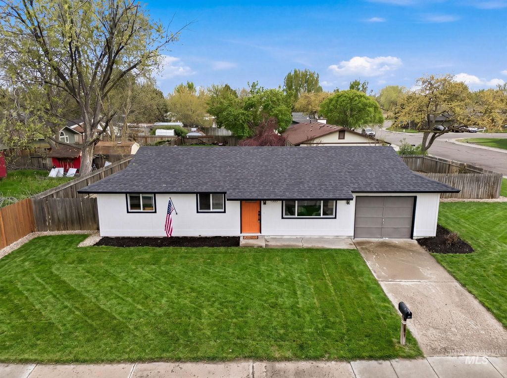 Photo of 1207 W Chateau Ave, Meridian, ID 83646 (MLS # 98982337)