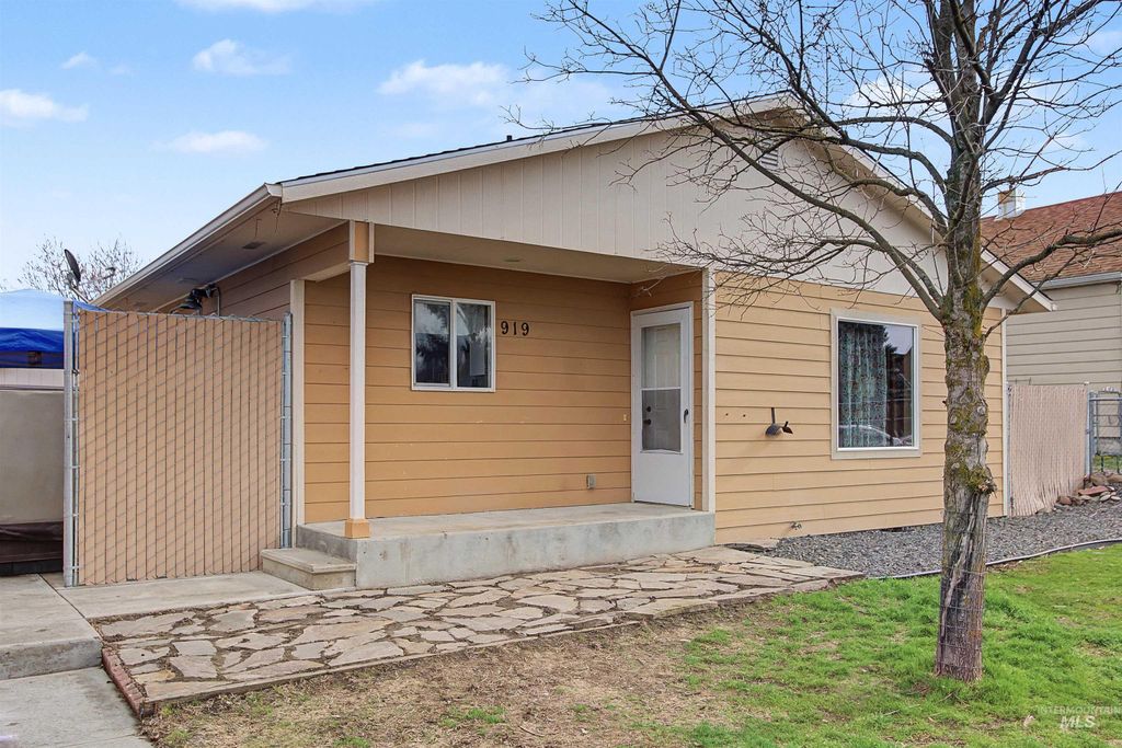 Photo of 919 9th Street, Clarkston, WA 99403 (MLS # 98975256)