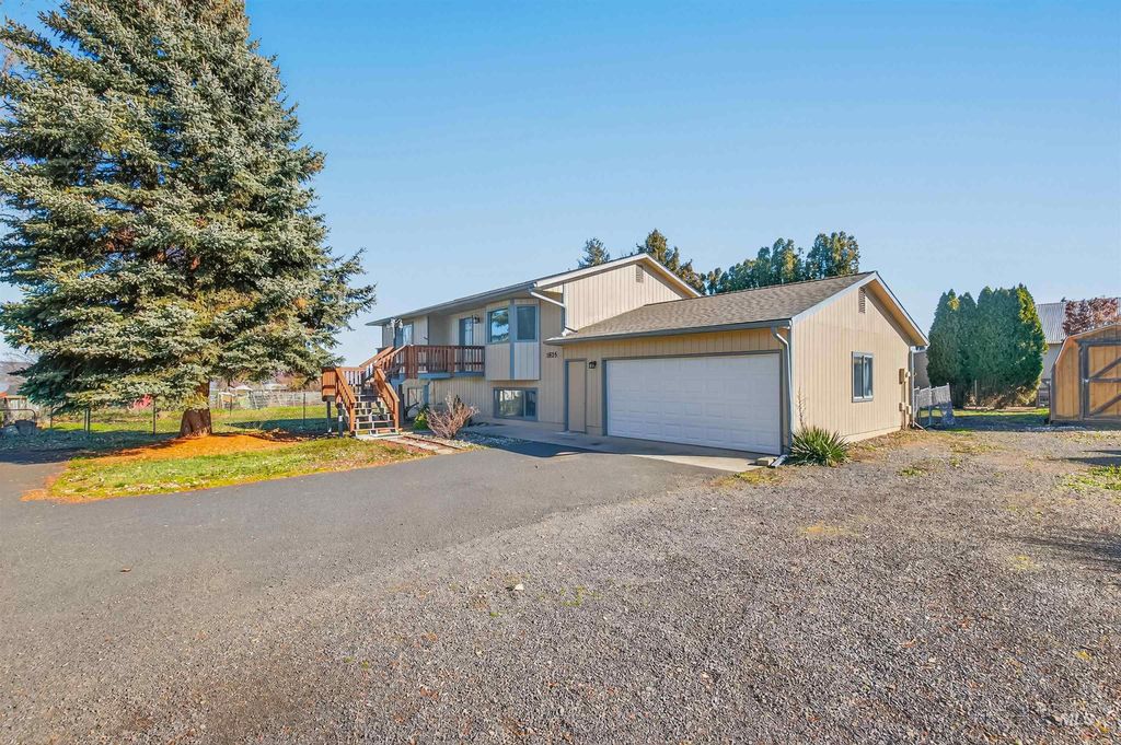Photo of 1825 Cedar Ave, Lewiston, ID 83501 (MLS # 98976371)