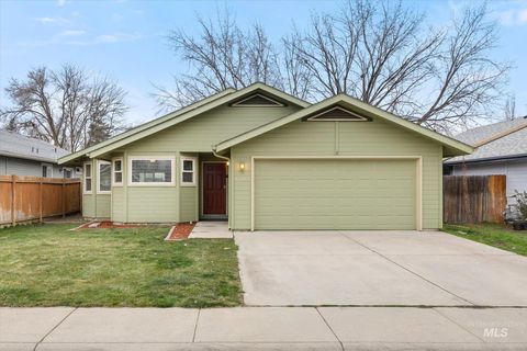 Photo of 6013 N Waterside Pl, Garden City, ID 83714 (MLS # 98972646)
