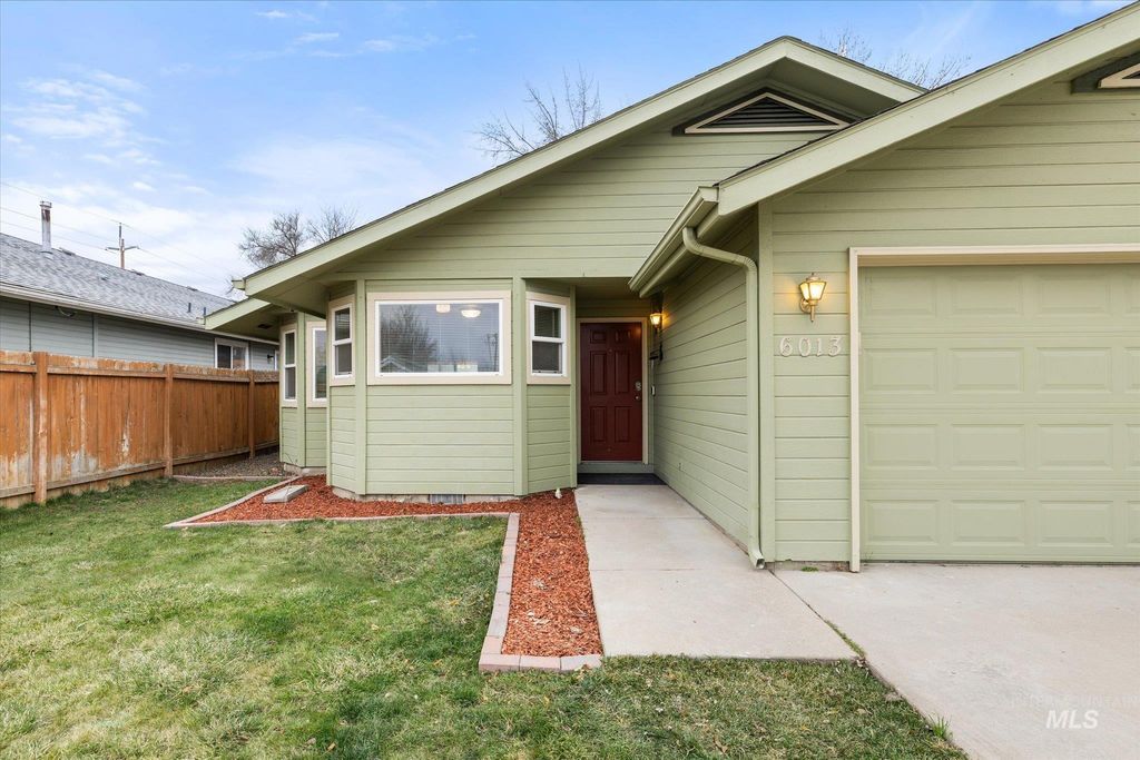 Photo of 6013 N Waterside Pl, Garden City, ID 83714 (MLS # 98972646)